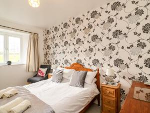 Ένα ή περισσότερα κρεβάτια σε δωμάτιο στο Littleham Court Cottage