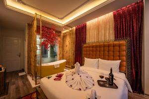 - une chambre avec un lit et un parasol dans l'établissement Mai Hotel, à Hanoï