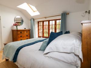 Un pat sau paturi într-o cameră la Little Orchard Barn