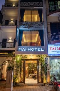 河內的住宿－Mai Hotel，带有读写标志的酒店入口