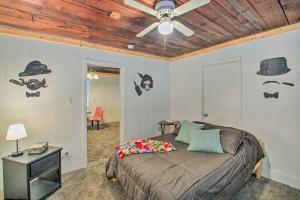 a bedroom with a bed and a ceiling fan at Quaint Cottage in the Heart of Hot Springs! in Hot Springs