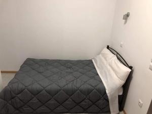 Un dormitorio pequeño con una cama en una habitación. en panos hause, en Kastraki