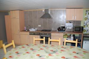 Köök või kööginurk majutusasutuses Gîte de la barrière +7 fotot