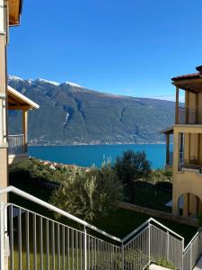 Cette maison offre une vue sur le lac. dans l'établissement Residence La Villa Tignale, à Tignale