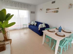 - un salon avec une table et un canapé bleu dans l'établissement Anacasa Aguablanca El Verger AT2220, à Molinell