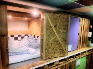 Uma cama ou camas num quarto em FOX BOX I Capsule Apt
