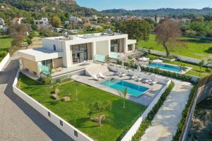 uma vista aérea de uma casa com piscina em Aurum Villas em Ialyssos