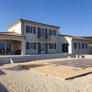 una casa en construcción con suelo de madera delante en Villa Marguerite piscine et SPA privés en Mirabel