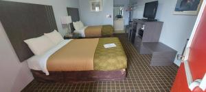 Кровать или кровати в номере Rodeway Inn Kalkaska