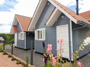 格拉玛多Chalés Poncho Serrano的前面有鲜花的蓝色房子