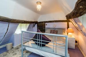 Krevet ili kreveti na kat u jedinici u objektu Captivating 6 Bed Cottage in the village of Moulso