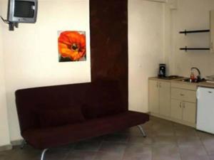 a living room with a couch in a kitchen at Diavlos Studios in Agiokampos
