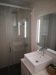 Kúpeľňa v ubytovaní Apartamentos Hawaii - Parking y 50 mt del Arenal + 19 fotografií
