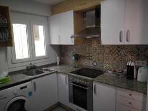 Kuchyňa alebo kuchynka v ubytovaní Apartamentos Hawaii - Parking y 50 mt del Arenal