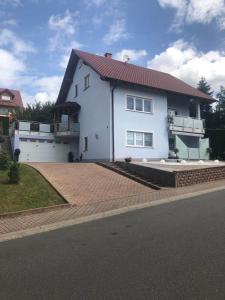 een wit huis met een rood dak bij Berta in Neunkirchen