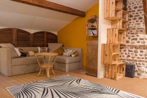 Chambre d'hôtes Belair في موريه: غرفة معيشة مع أريكة وطاولة