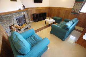 ゾンプにあるPOKOJE KOZICAのリビングルーム(青いソファ、暖炉付)