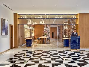 バルセロナにあるInterContinental Barcelona by IHGのロビー表彰台に立つ男 +37枚の写真