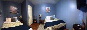 Postel nebo postele na pokoji v ubytování Gracies Fallsview Getaway
