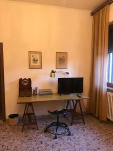 Televízia a/alebo spoločenská miestnosť v ubytovaní Casetta dei fiori
