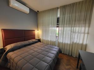 เตียงในห้องที่ Salta Avenida Belgrano Habitaciones Alojamiento Familiar