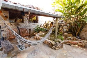 eine Hängematte inmitten einer Terrasse in der Unterkunft Chalé de Pedra - Hospedaria in São Thomé das Letras