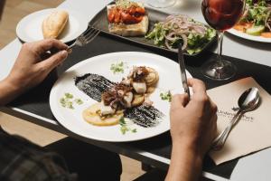 الطعام في الفندق أو بالجوار