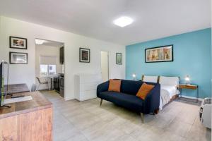 Cottages El Portal في ميامي: غرفة نوم بسرير وجدار ازرق