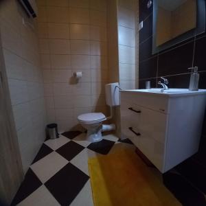 baño con suelo a cuadros en blanco y negro en Pahuljica en Kupres