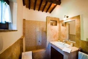 A bathroom at La Spinetta Még 23 kép