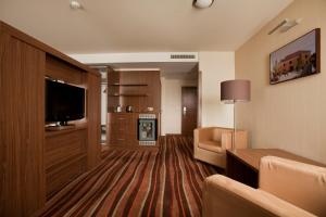 A television and/or entertainment centre at Hotel Makar Sport & Wellness