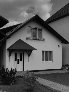een zwart-witte foto van een wit huis bij LIKE HOME in Rîşnov