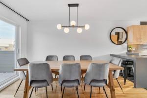 uma sala de jantar com mesa e cadeiras em INITIAL - Chalet FAMILIA SENSE - Mont-Sainte-Anne em Saint-Férréol-les-Neiges