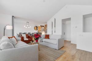 uma sala de estar branca com dois sofás brancos em INITIAL - Chalet FAMILIA SENSE - Mont-Sainte-Anne em Saint-Férréol-les-Neiges