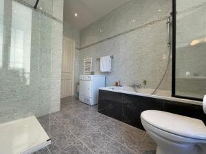 Ванна кімната в Spacious 3 BR flat Nice center - magnificent view-parking