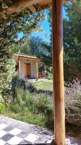 un poste de madera frente a una casa en Tikaykilla Lodge & Wines en Maipú