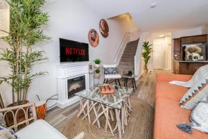 sala de estar con sofá y chimenea en Bali Style Home - King Bed - Fireplace - Jacuzzi - Fast Wi-Fi - Free Netflix & Garage Parking, en Edmonton
