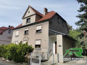 a house with a sign in front of it at Ferienhaus Robert - FEWO LOTTE in Weißwasser