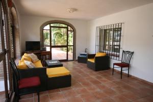 ein Wohnzimmer mit 2 Sofas, einem Tisch und Stühlen in der Unterkunft Casacool in Málaga