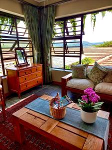 een woonkamer met een bank en een salontafel bij Mountain Rose Guesthouse in Louis Trichardt