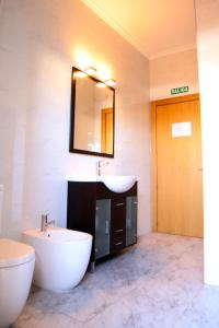 a bathroom with a tub and a sink and a mirror at Alojamiento Rural Ribaforada in Ribaforada