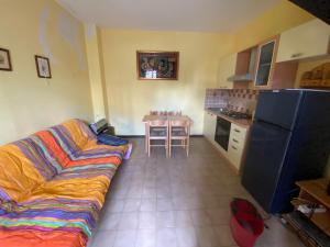 a living room with a couch and a kitchen at Casa vacanze Amatrice in Arafranca