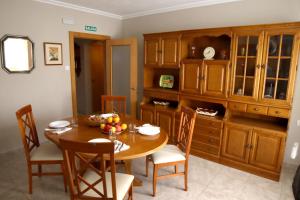 comedor con mesa de madera y sillas en Alojamiento Rural Ribaforada en Ribaforada