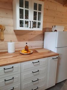 Kuchyňa alebo kuchynka v ubytovaní Domki Bieszczady - Baza uŚmiechów