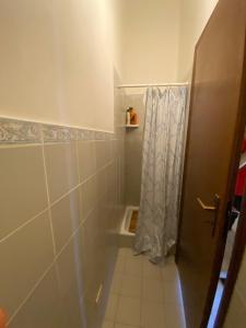 a bathroom with a shower with a shower curtain at Casa vacanze Amatrice in Arafranca