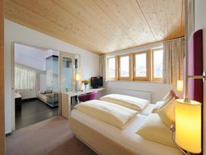 Postel nebo postele na pokoji v ubytování Cresta.Alpin.Sport.Hotel + 37 fotografií