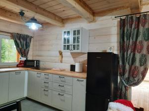 Kuchyňa alebo kuchynka v ubytovaní Domki Bieszczady - Baza uŚmiechów
