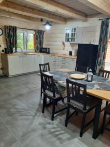 Kuchyňa alebo kuchynka v ubytovaní Domki Bieszczady - Baza uŚmiechów