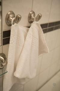 two towels hanging on a towel rack in a bathroom at Eksjö Stadshotell Annex in Eksjö