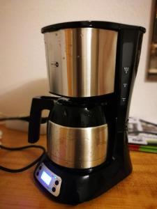 OelsnitzにあるMonteurwohnung Spartan Oelsnitz am Hegebach Self Check-inの木製のテーブルの上に置かれたブレンダー